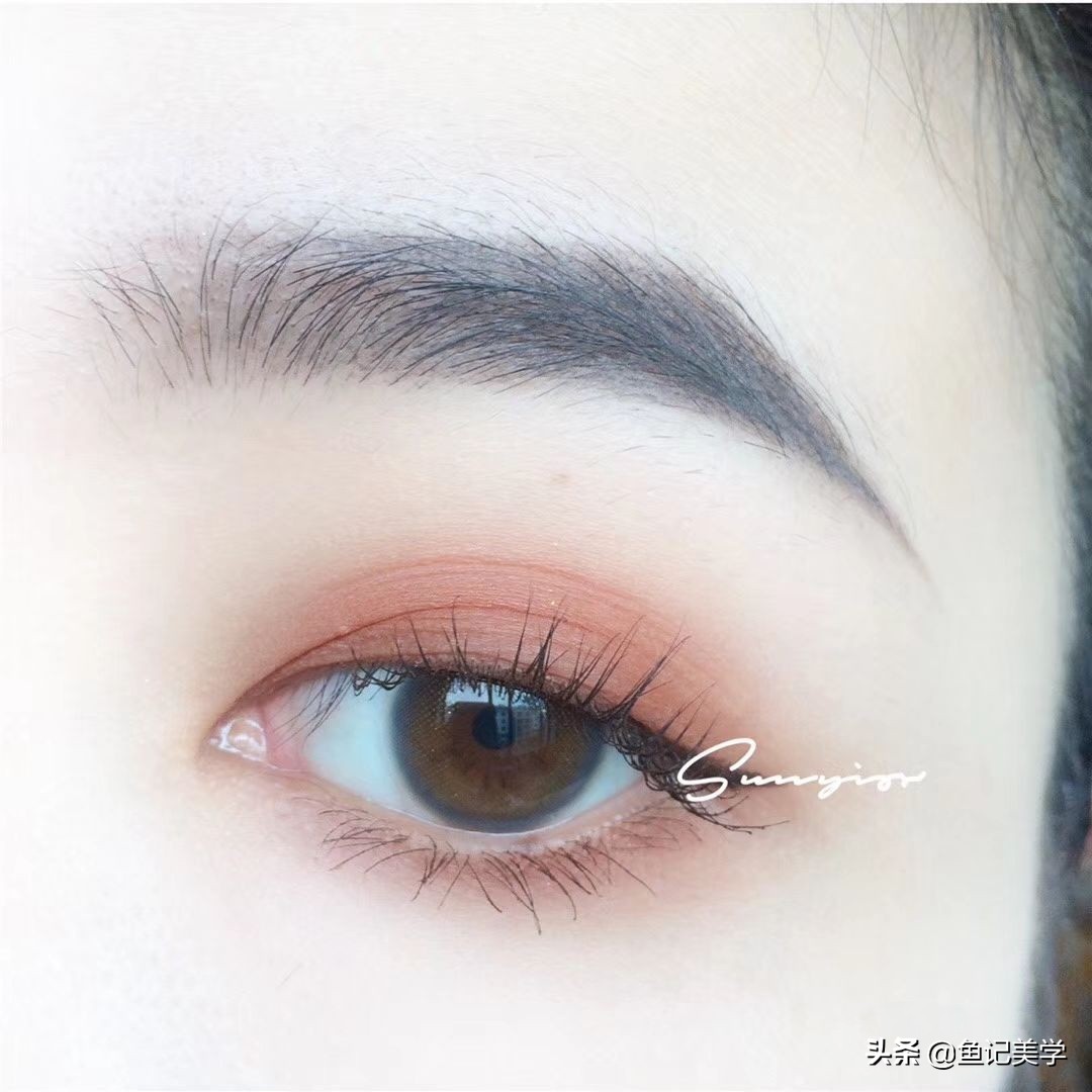 蓝眼珠子的妆容教程,粉红色眼珠子适合的妆容