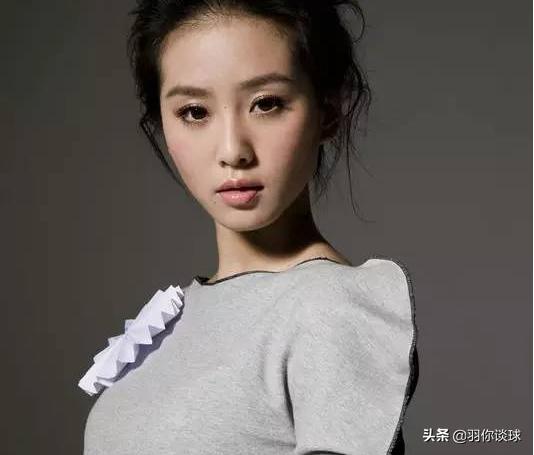 鹿晗打羽毛球关晓彤,鹿晗关晓彤打羽毛球穿的鞋