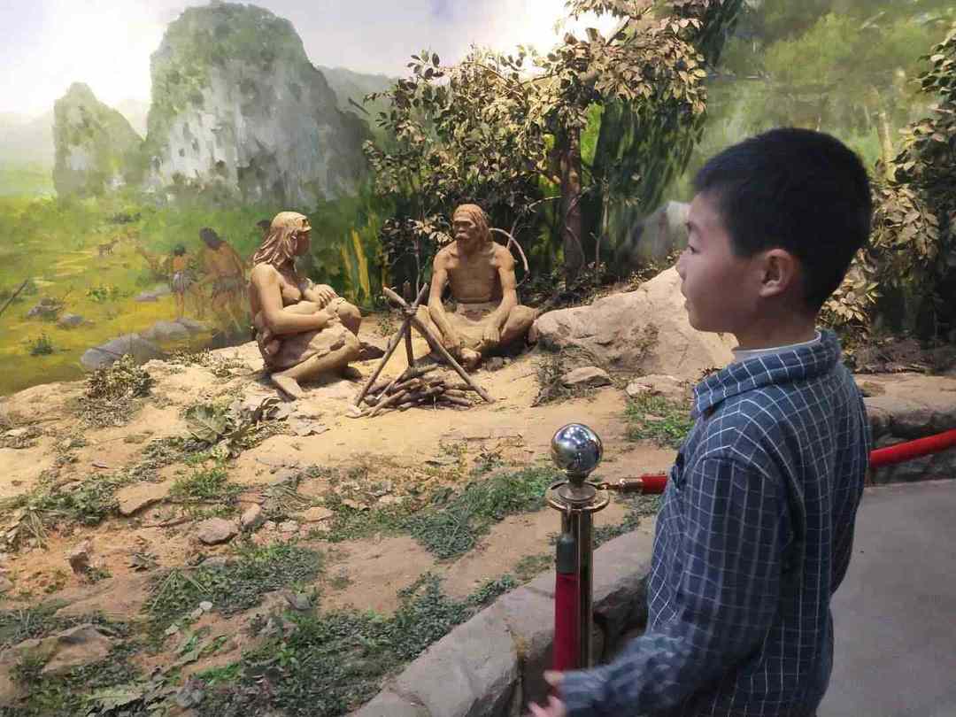 情知不久须相见，一日甚三秋，愁来不自由。‖马坝人遗址公园