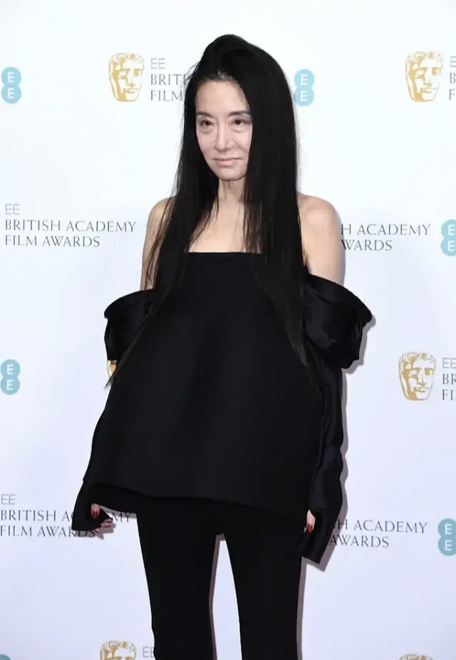 70岁王微微不老女神,穿一字肩上衣配喇叭裤,气场全开