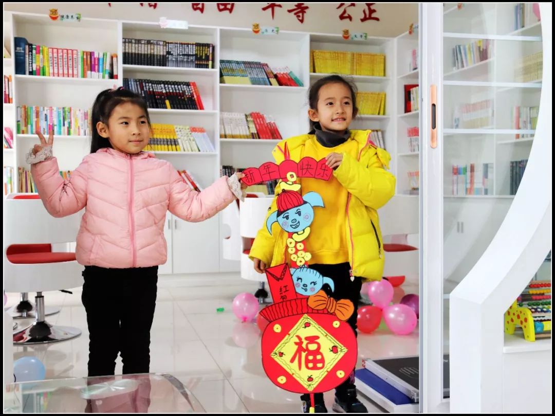 为社区留守儿童辅导功课,心系留守儿童关爱他们成长