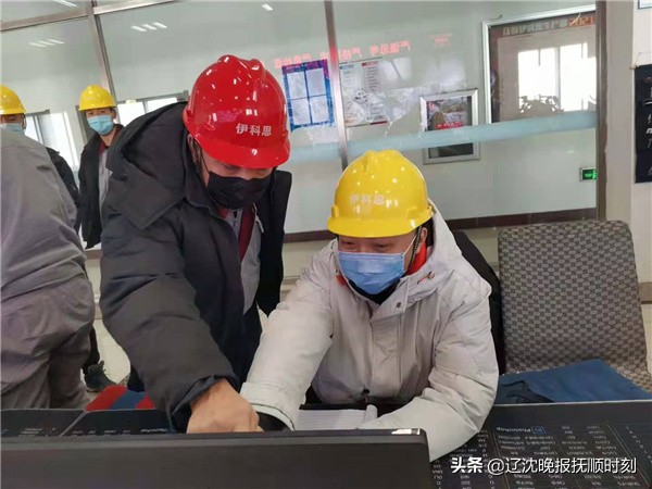 新春走基层坚守岗位民警的除夕夜,新春走基层深夜巡检守护回家路