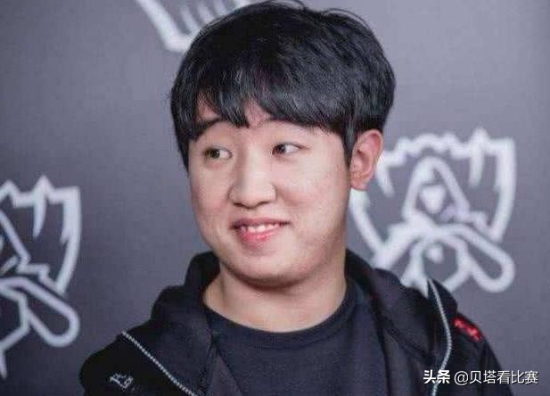 t1队员讨论faker闪现推,t1队员看faker脸色