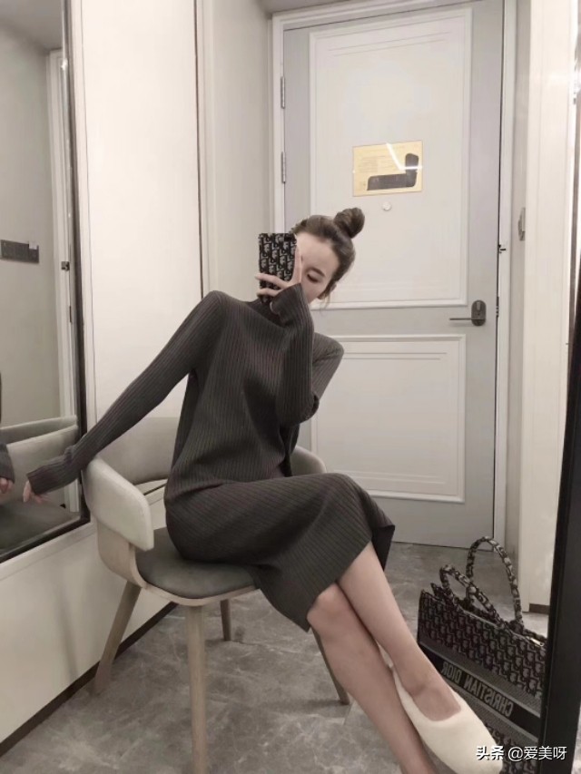 酒红色大衣内搭什么颜色毛衣好看,紫色毛衣搭配什么颜色的大衣好看