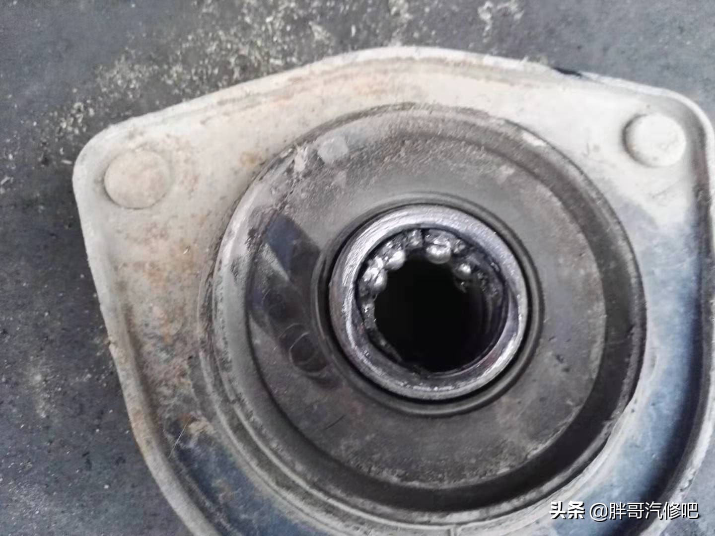 和悦RS检查时减震器意外脱落，吓的胖哥哆嗦一下