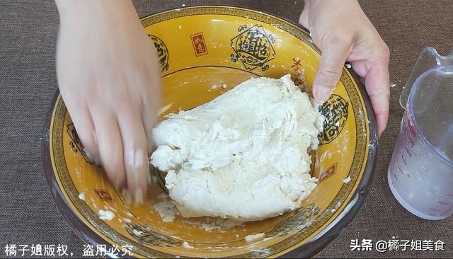 面团松弛的正确方法,面团揉太干发不起来怎么补救