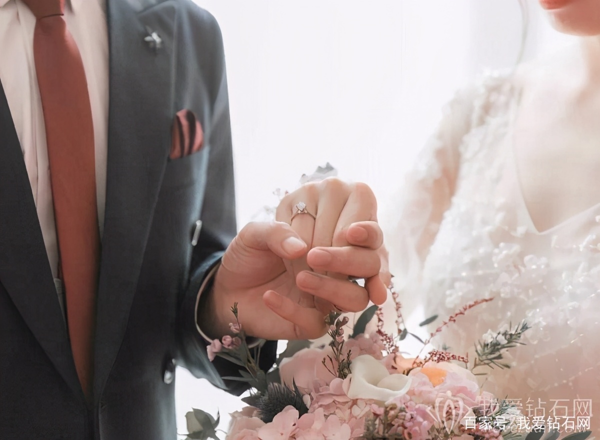 求婚钻戒上刻字6字符,求婚钻戒刻字文案简单