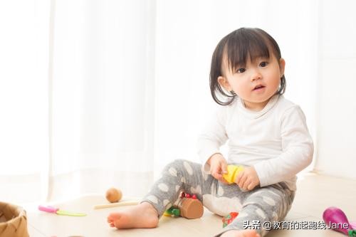 小孩生下来多长时间教他开口说话,假如孩子出生会说话