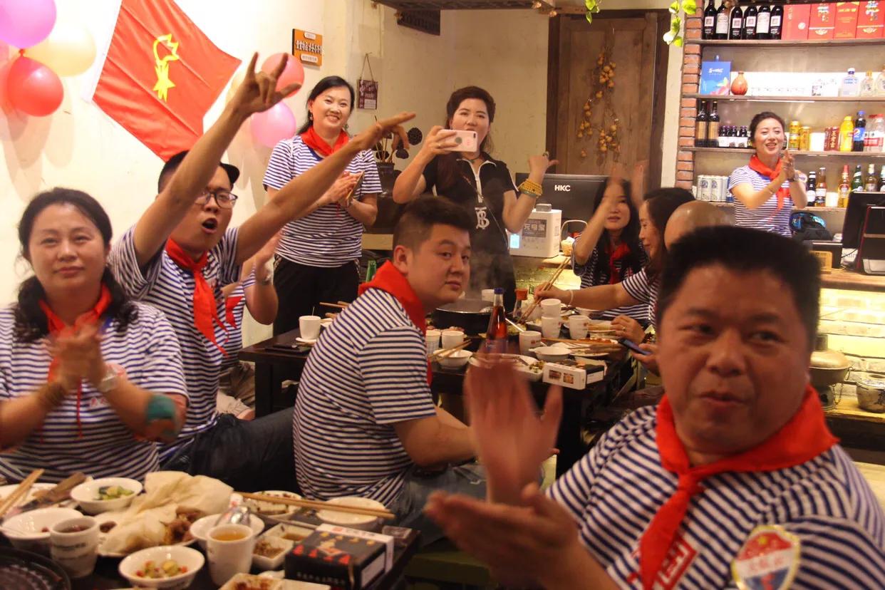 超龄儿童戴红领巾图片,戴红领巾的小朋友六一儿童节