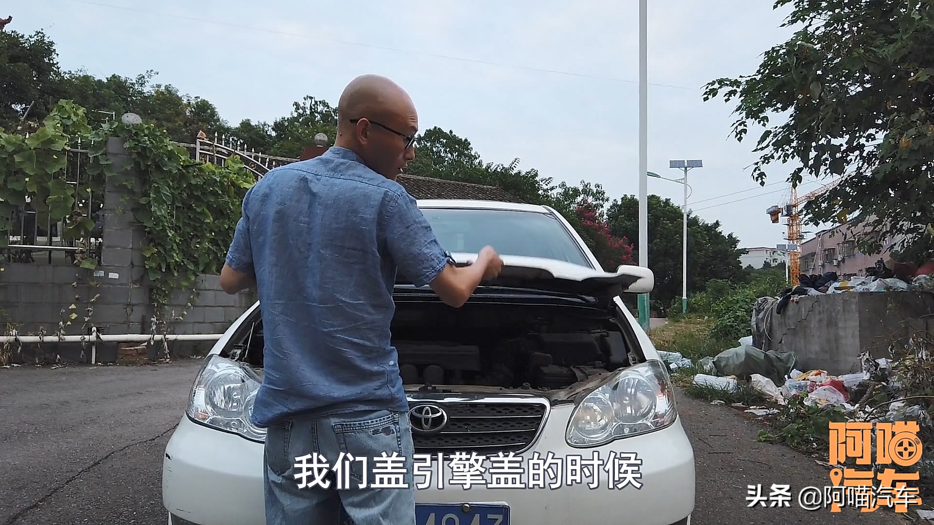 打开引擎盖的正确方式国外,打开引擎盖的正确步骤要不要熄火