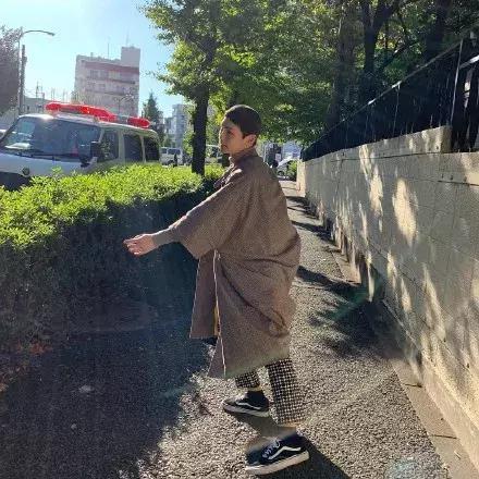 吴青峰李宇春同款雨衣,吴青峰代言的潮牌