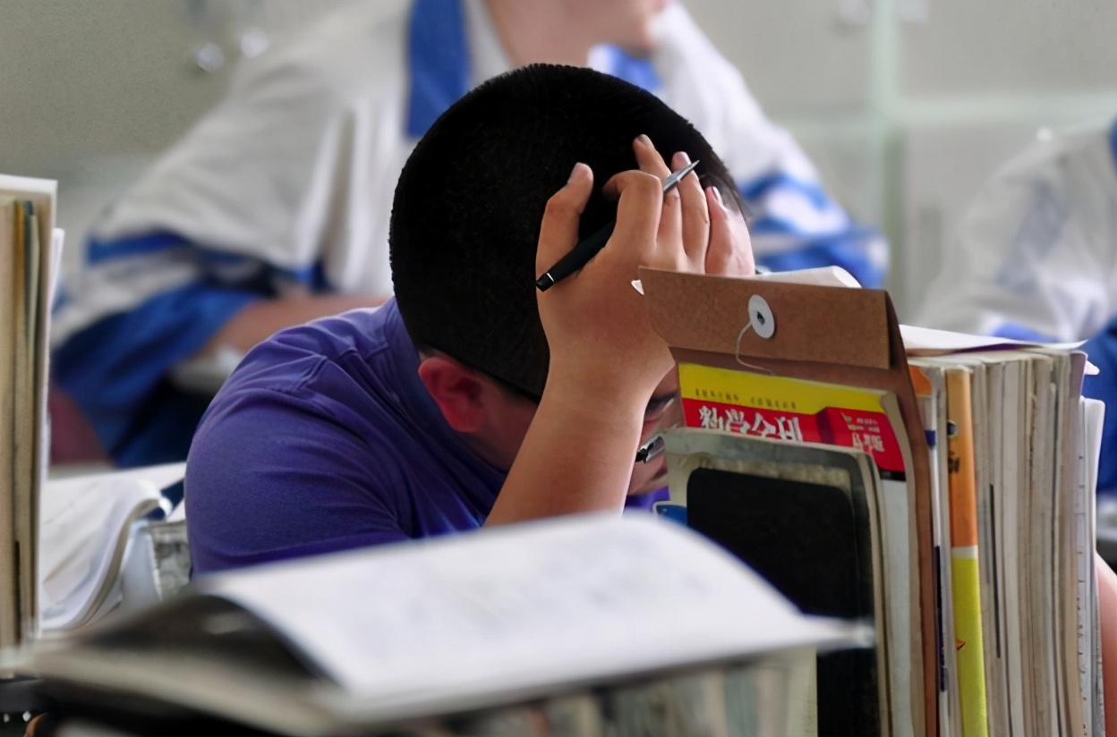 高考后学生沉迷游戏家长该怎么办,高考倒计时30天还在玩手机