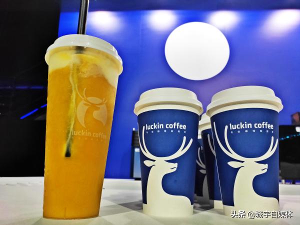 瑞幸咖啡小鹿茶与喜茶的对比,瑞幸咖啡刘昊然代言的小鹿茶