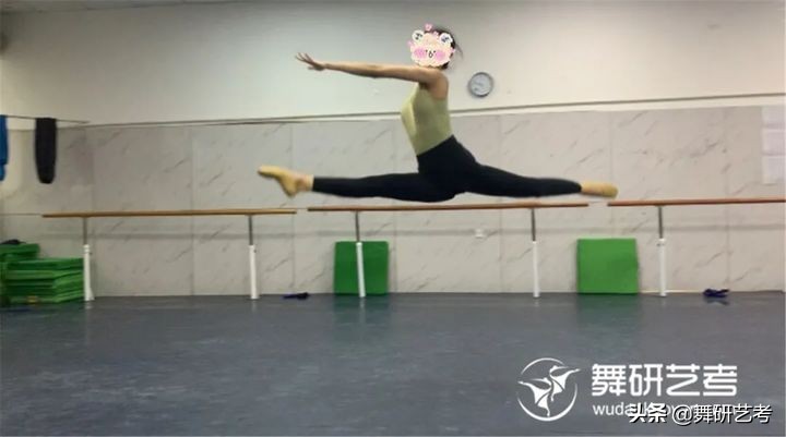 “现在，我是软度技巧剧目全面成长的舞蹈生！”
