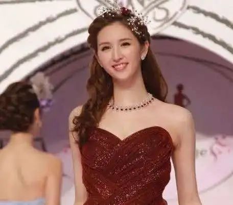 何傲儿黎姿对比照,翻版黎姿何傲儿