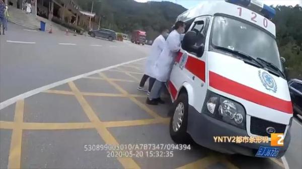 七十多岁老人全身抽搐是怎么回事,老人身体突然抽搐抖动是什么原因