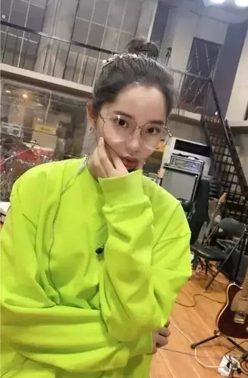 欧阳娜娜黄褐发色,2022年最流行显白的颜色