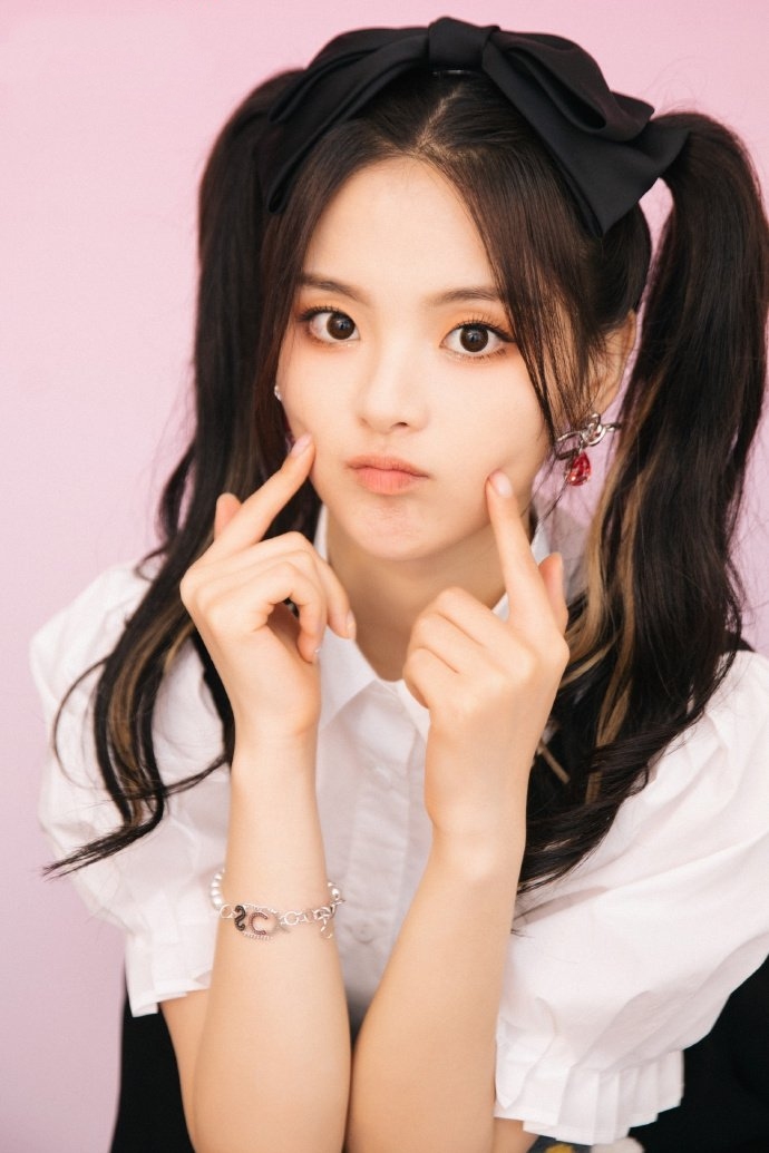 杨超越白色长袜,杨超越穿黑色直筒袜