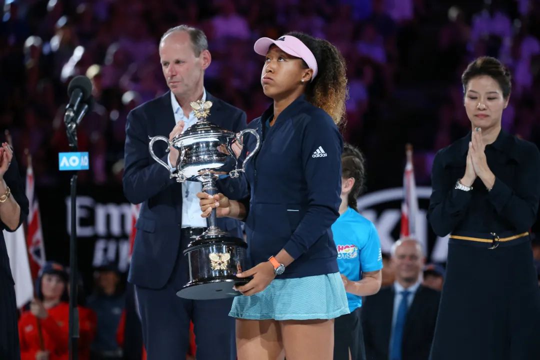 弃美入日,这位日本“黑人”姑娘,为什么能成为体坛圈钱女王?