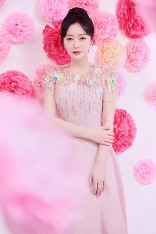 40岁至今单身又怎样？山风姐姐独自美丽，最飒不过一个眼神