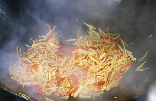 原来炒冬笋也有窍门，不用焯水，和它简单一做，好吃开胃又下饭