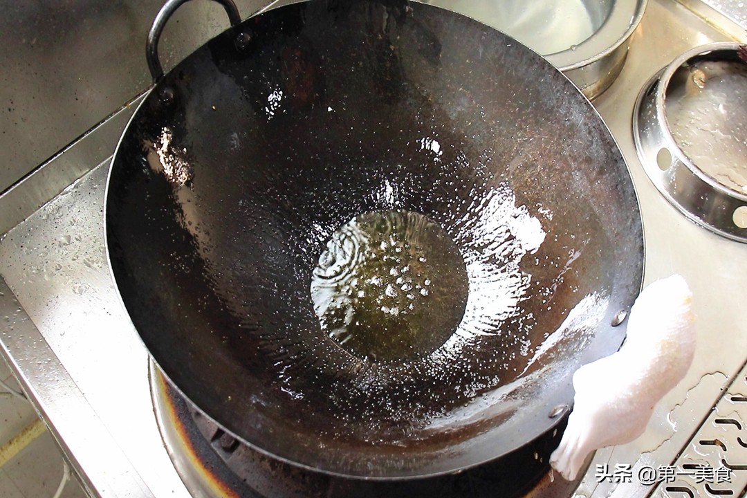 煎鱼不能翻太快,油锅煎鱼的正确方法