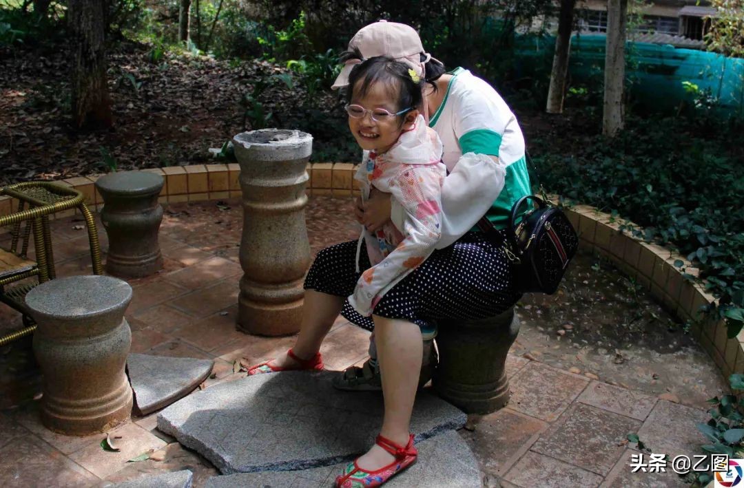 42岁残疾妈妈借钱做试管婴儿,残疾单亲母亲为女儿做手术