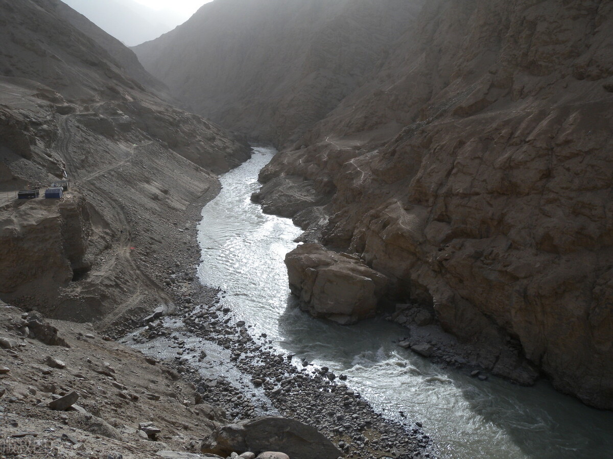 新疆白玉和和田玉哪个好些,乌鲁木齐中疆和田玉