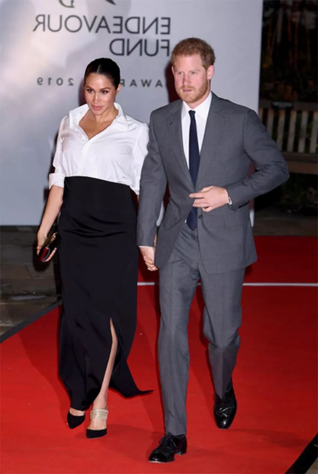 梅根抱着孩子的视频,梅根挺大肚子抱孩子上学