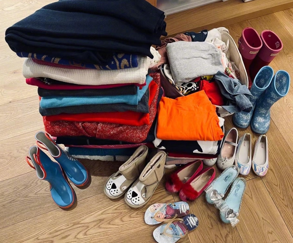 孙俪低调带儿女路边摆摊，收入全部用于流浪动物救助，满满正能量