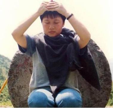 她曾是华语歌坛的顶峰,在事业巅峰期出家为尼,如今过得怎样?