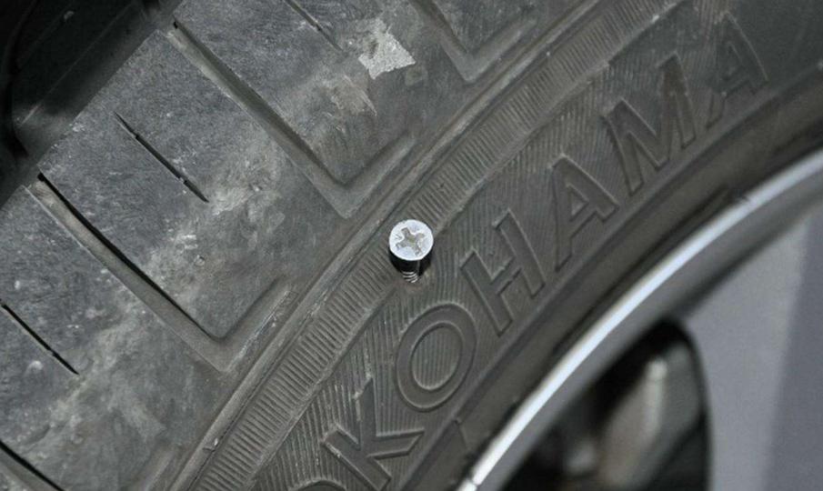 汽车轮胎侧面被钉子扎了怎么办,汽车轮胎侧边被钉子扎了怎么办