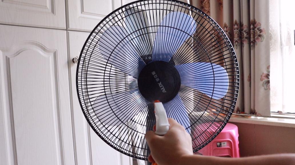 风扇上灰怎么清理,为什么电风扇的扇叶上容易积累灰