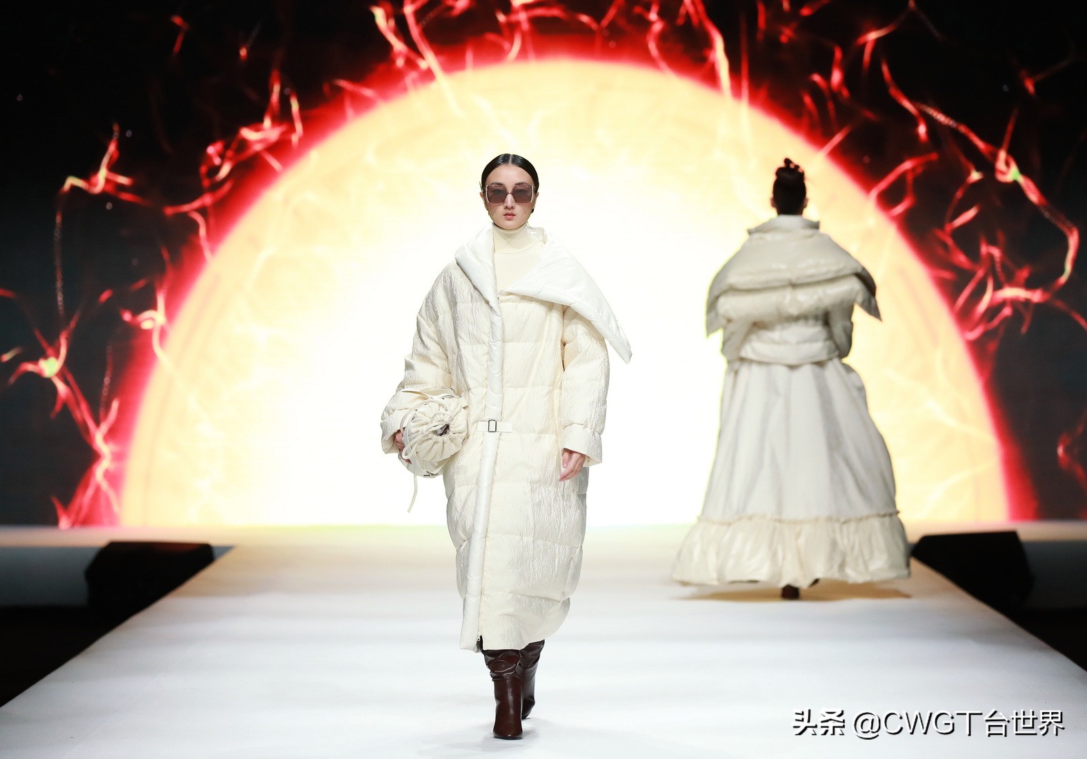 亦帛时尚羽绒服是品牌吗,亦帛时尚2021冬羽绒服发布会