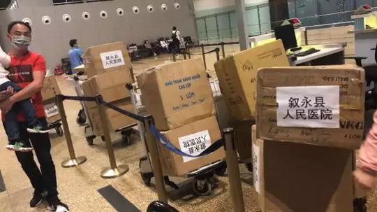 口罩紧缺！千名四川导游变身“特快快递“ 从海外带回200万只口罩