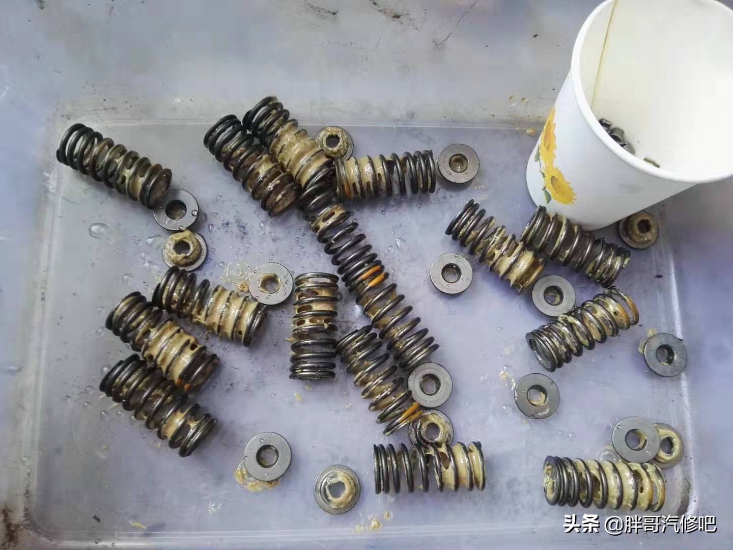 五菱宏光1.2机油少咋回事啊,五菱宏光1.2发动机机油孔在哪里