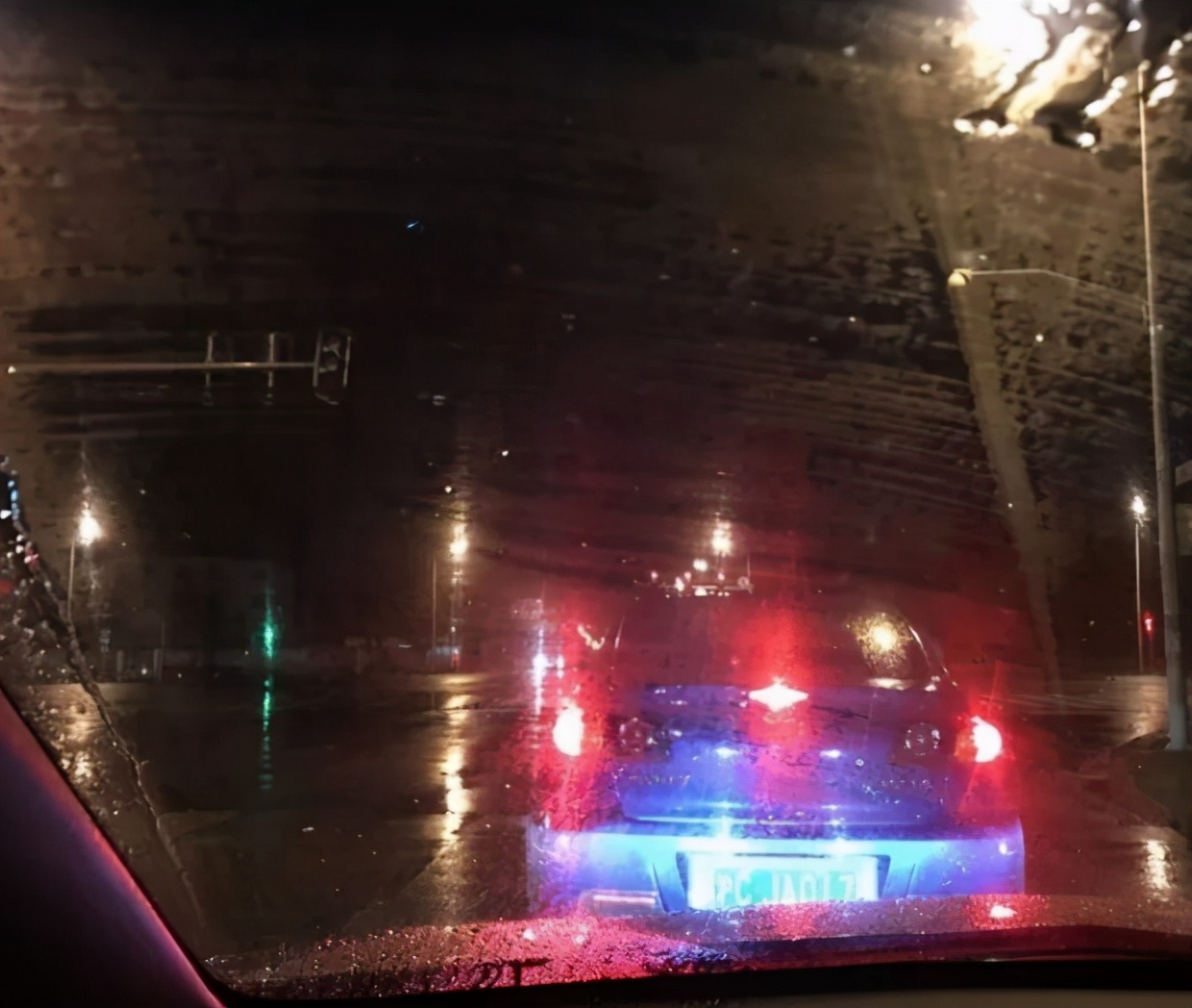 玻璃油膜影响行车安全,玻璃油膜对行驶有什么危害呢