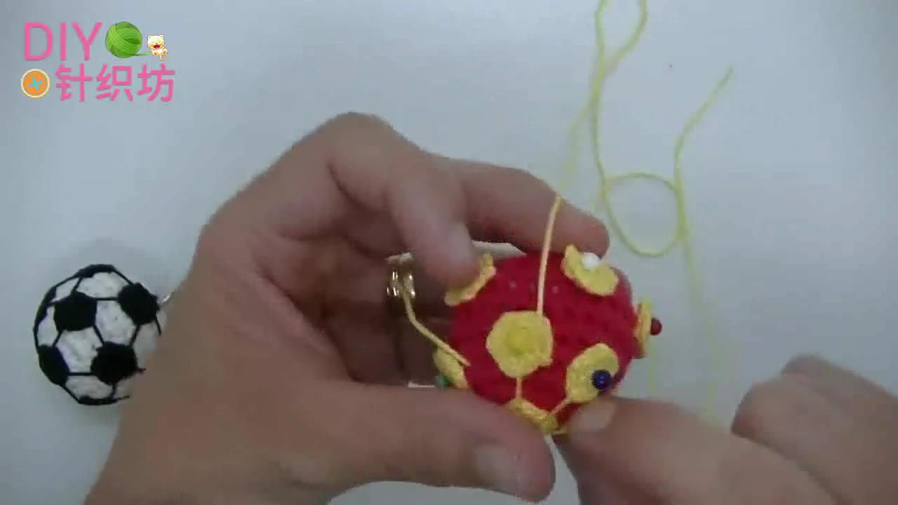 足球小玩偶挂件,足球钥匙扣编织