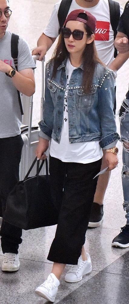 秦海璐穿条纹连体裤干练又霸气,秦海璐最近很火的穿搭风格