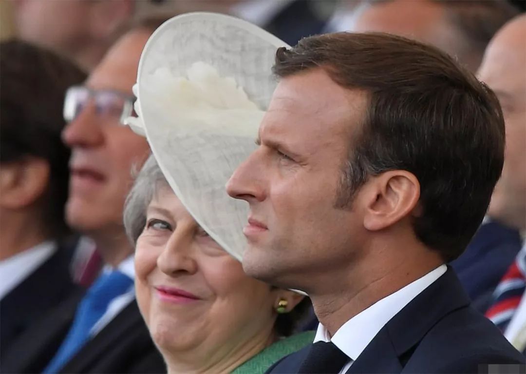 93岁女王带查尔斯出席活动，全场起立时，女王给儿子一个特别眼神