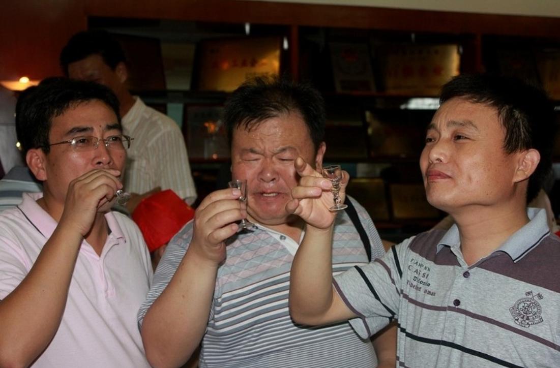 白酒变酸属于正常现象吗,白酒变酸真酒还是假酒