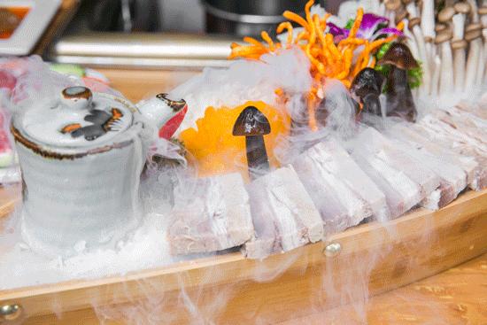 排到凌晨2点！曝光魔都这家「牛排火锅」，1折吃垮老板！