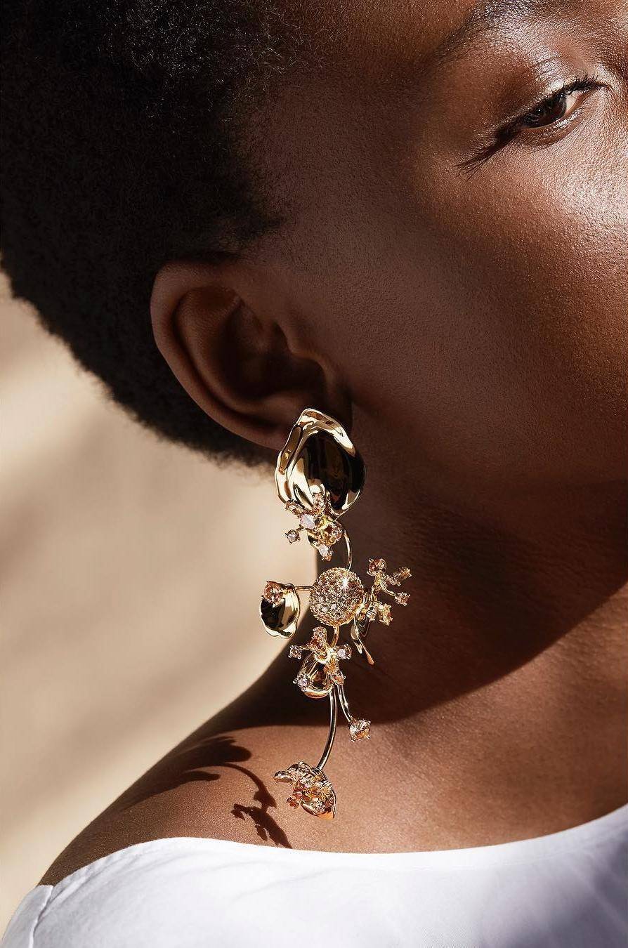 有时候质感就体现在小小的配件上，一件可以陪你穿梭日常的珠宝