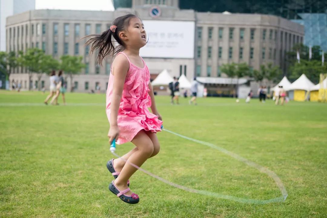 不会跳绳的六岁小孩跳绳成功,跳绳对焦虑有效吗