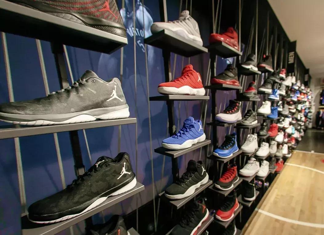 全民炒鞋潮：千元鞋子倒手价格涨5倍，鞋贩子雇人排队收鞋抬价