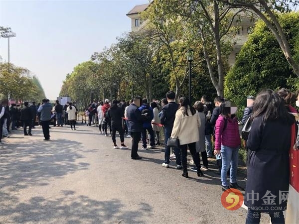 戴口罩扫码排队,戴口罩有序排队