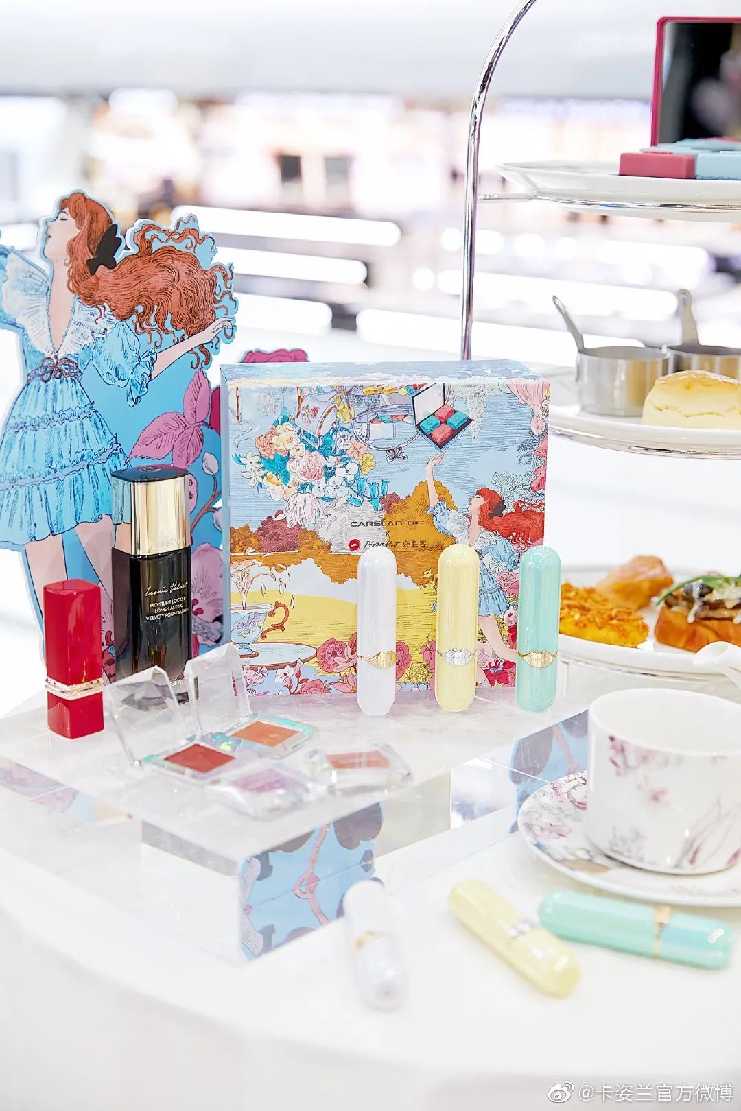 卡姿兰x必胜客的“下午茶”主题彩妆包装，梦回爱丽丝