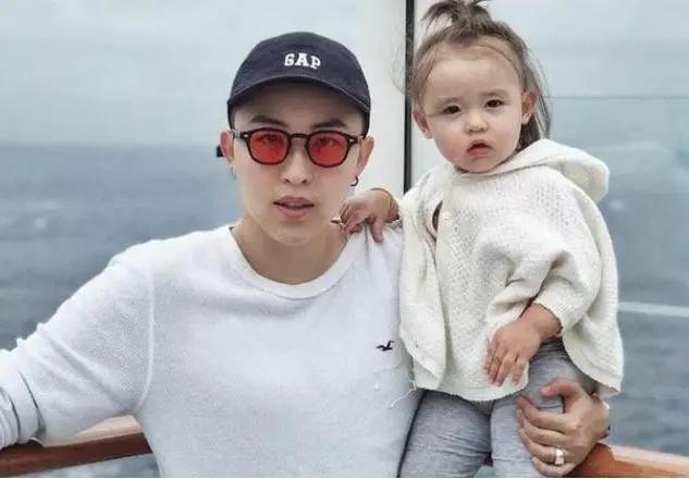 29岁女CEO砸50万买海外精子,生下5国混血女儿,3年后现状如何?