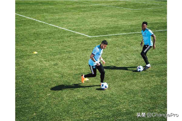 国外足球运动员训练时间,足球运动员的训练是怎样的