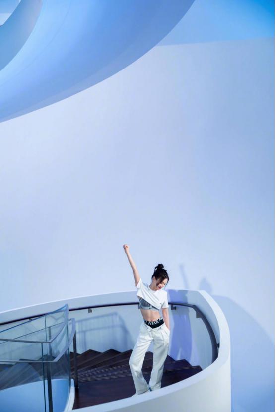 袁姗姗穿黑色运动裤出席活动,袁姗姗高腰裤穿搭